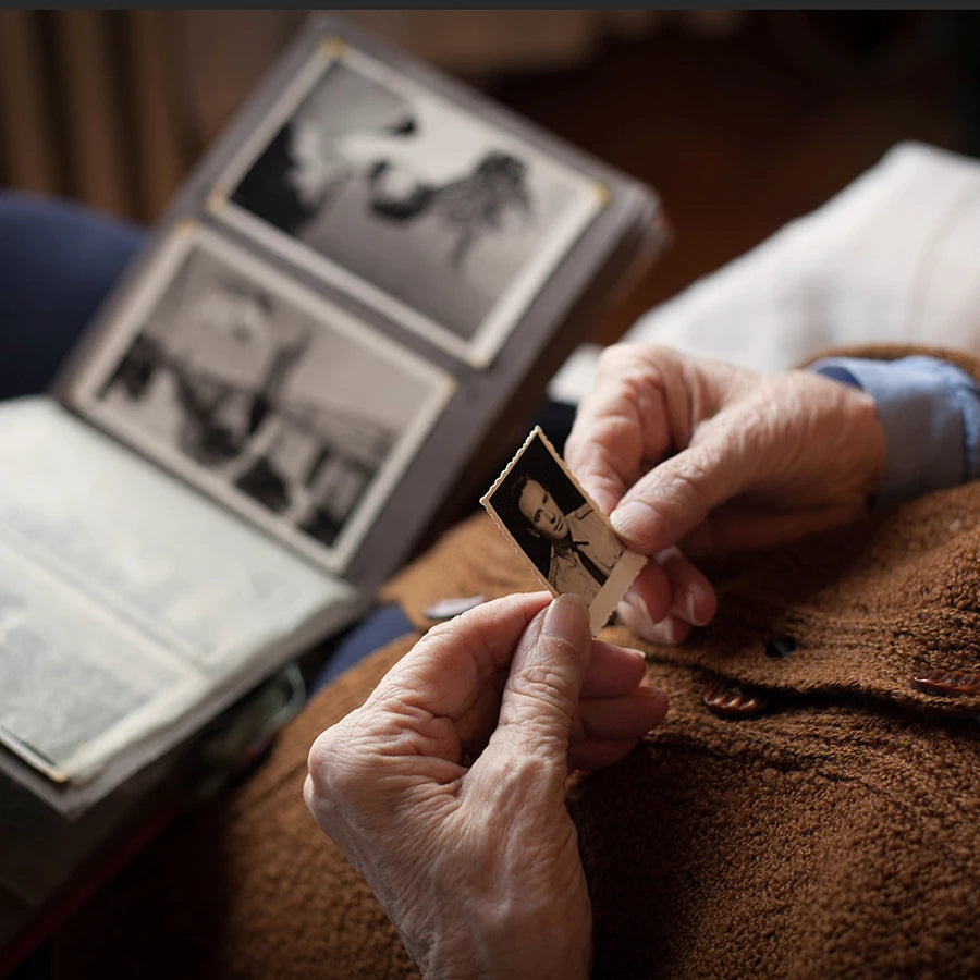 Abuelo sosteniendo una fotografía