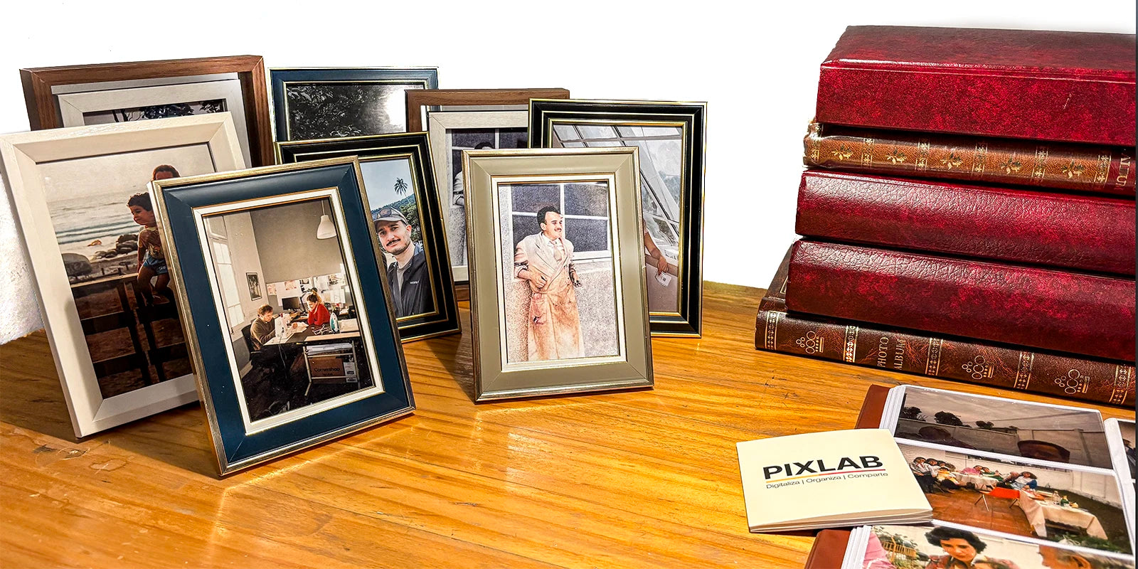 Mesa con Marcos de fotografías y albumes