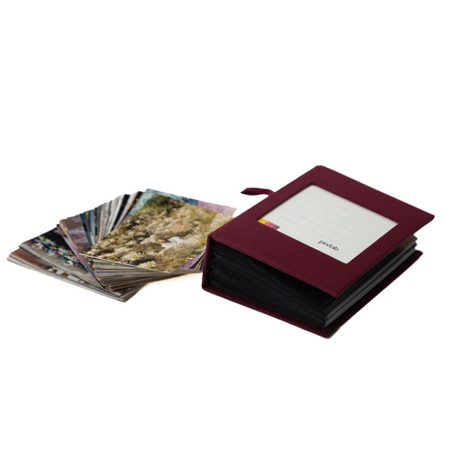 álbum burdeo de 100 fotografías 10x15, con varias fotografías ordenadas al lado 
