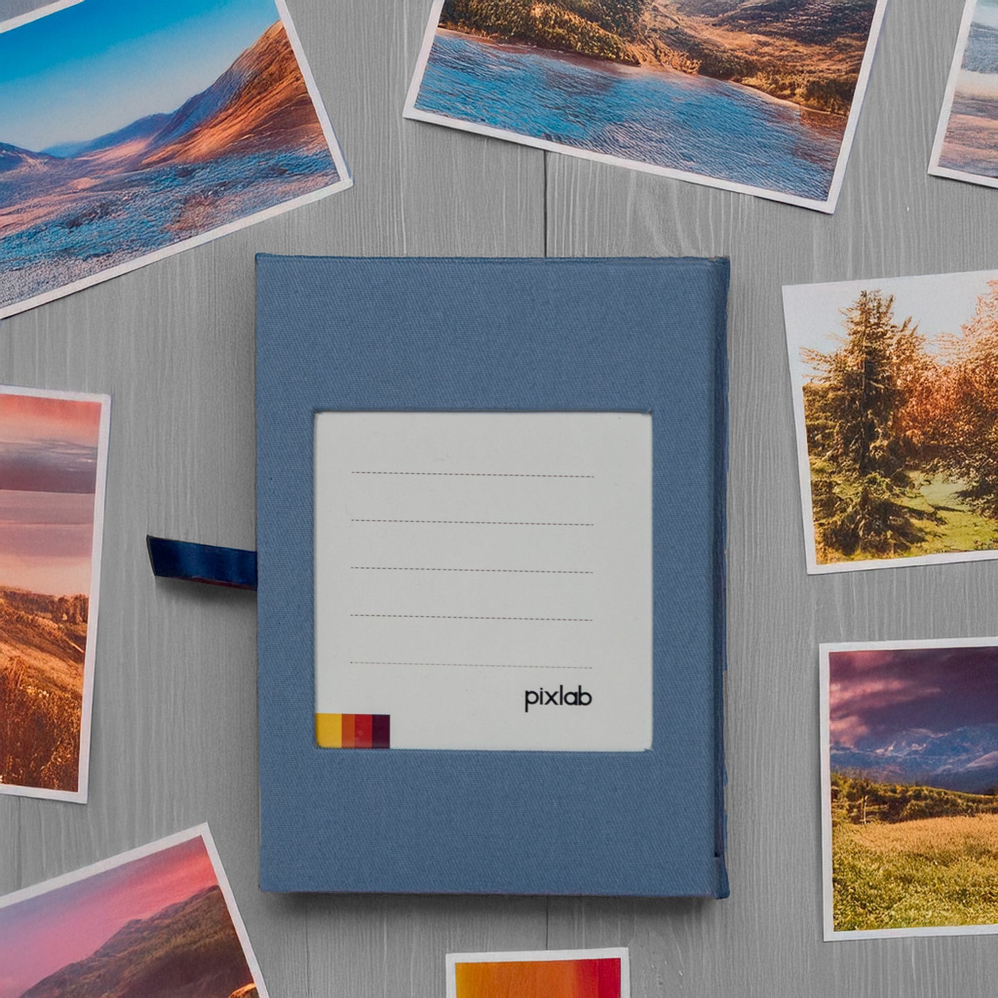 Álbum de fotos cerrado con impresiones alrededor