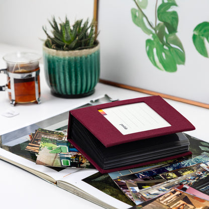 Álbum de fotos pequeño abierto en color borgoña