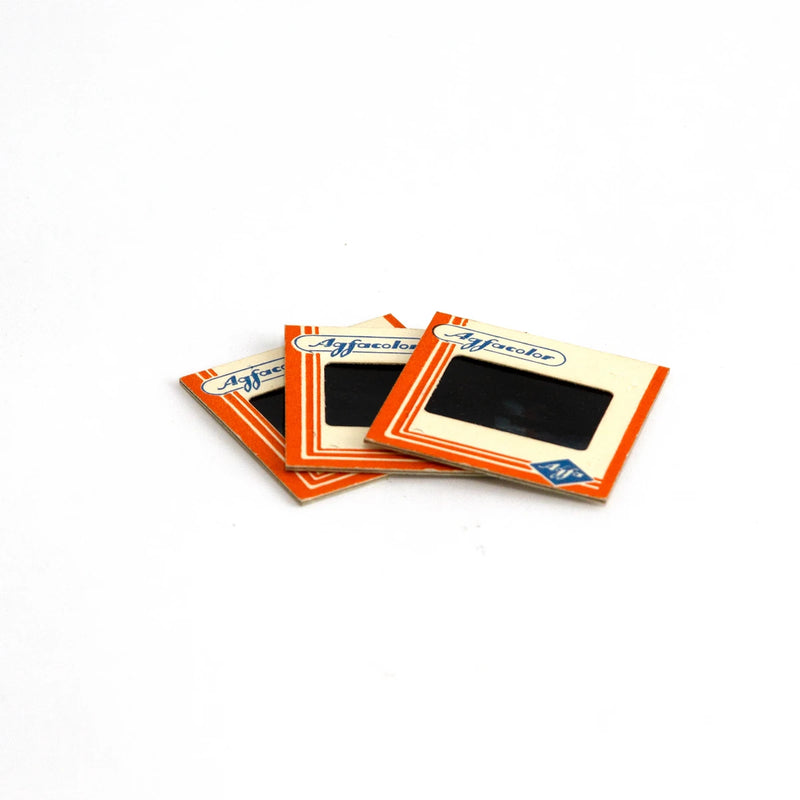 Tres diapositivas en una mesa