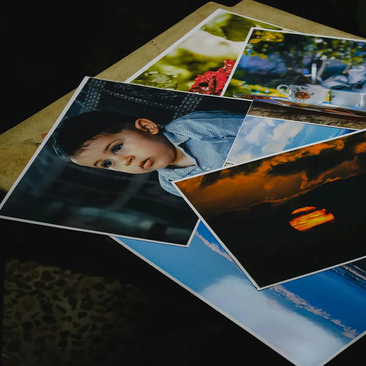 Fotografías FineArt impresas en una mesa