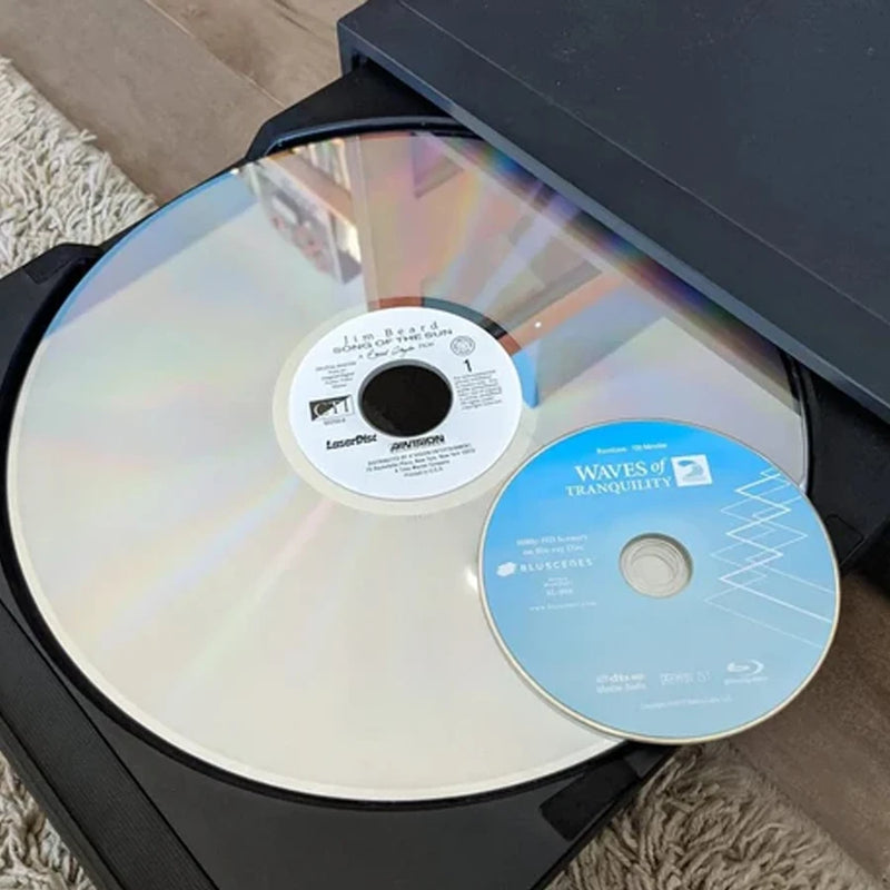 Comparativa de tamaños entre Laserdisc y CD