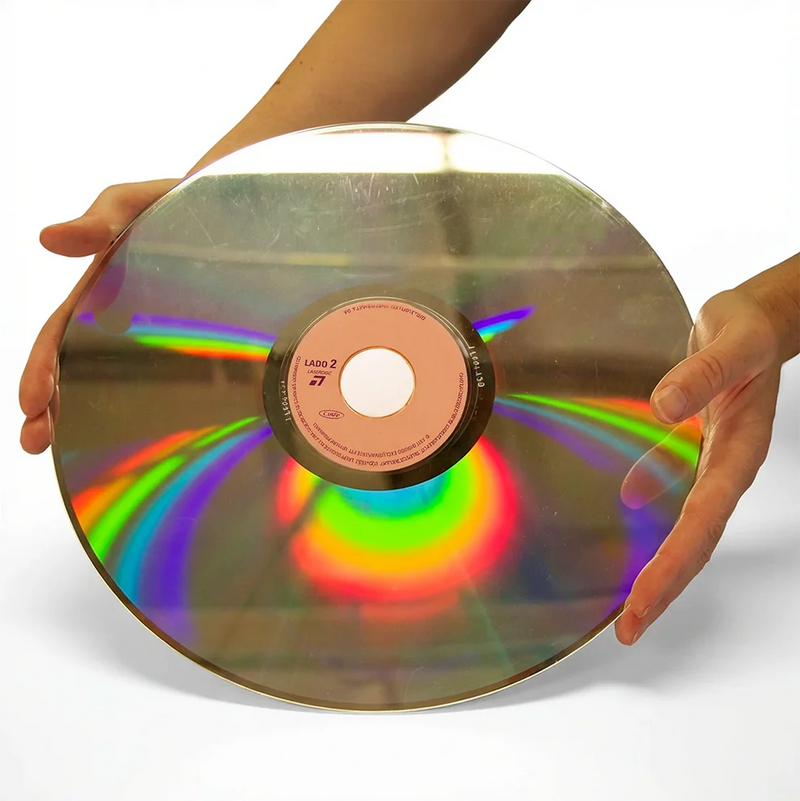 Laserdisc en manos de una persona