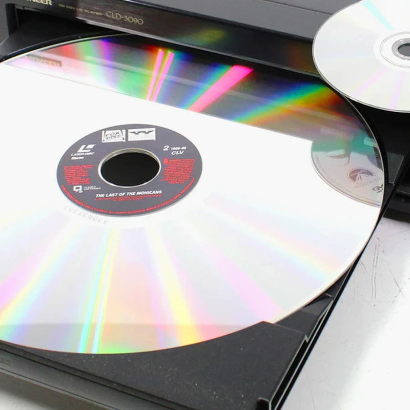 Laserdisc entrando aun equipo que lo lee