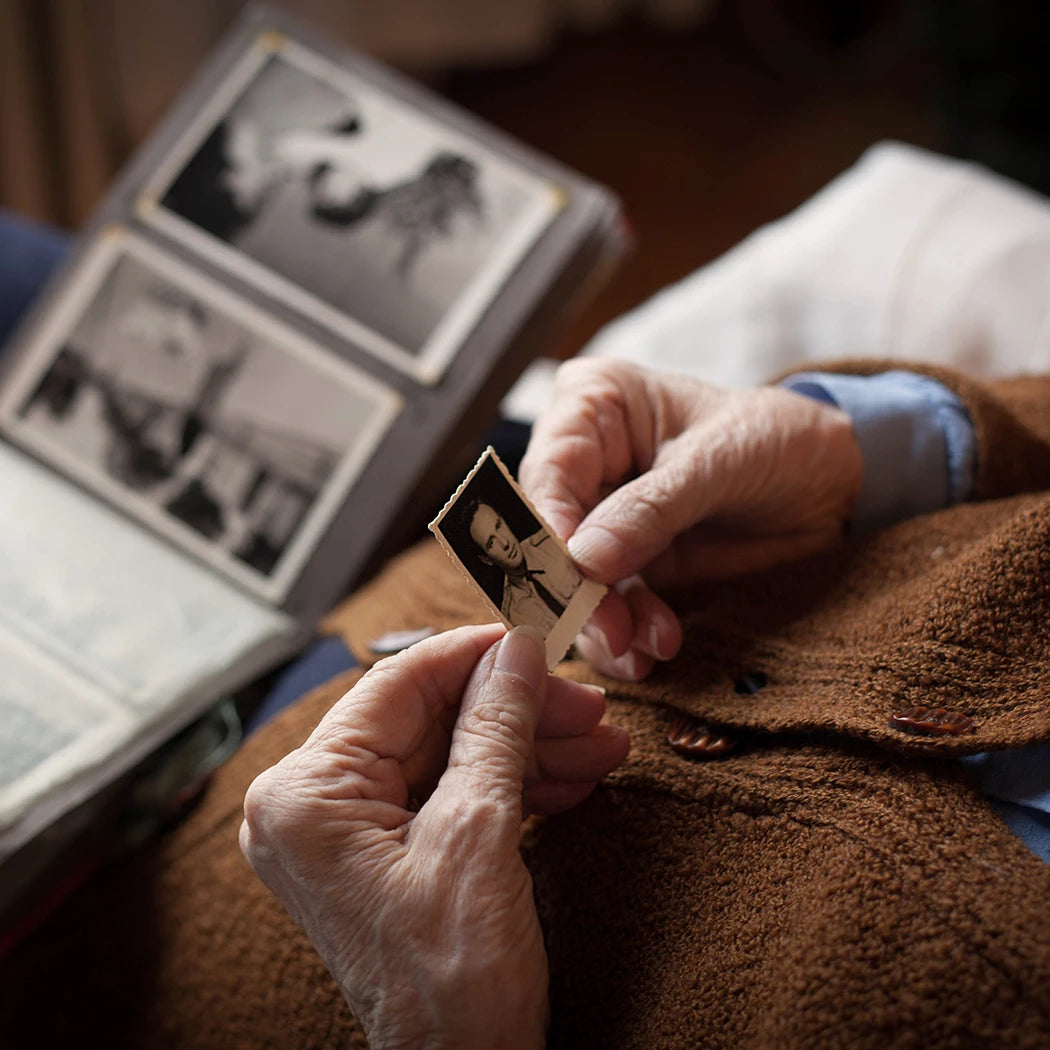 Abuelo sosteniendo una fotografía