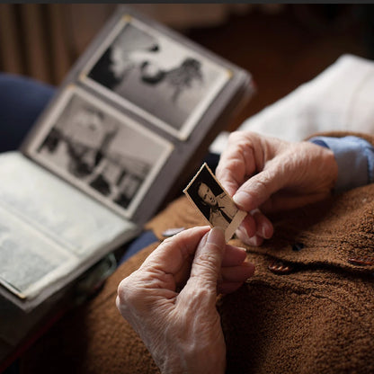 Abuelo sosteniendo una fotografía