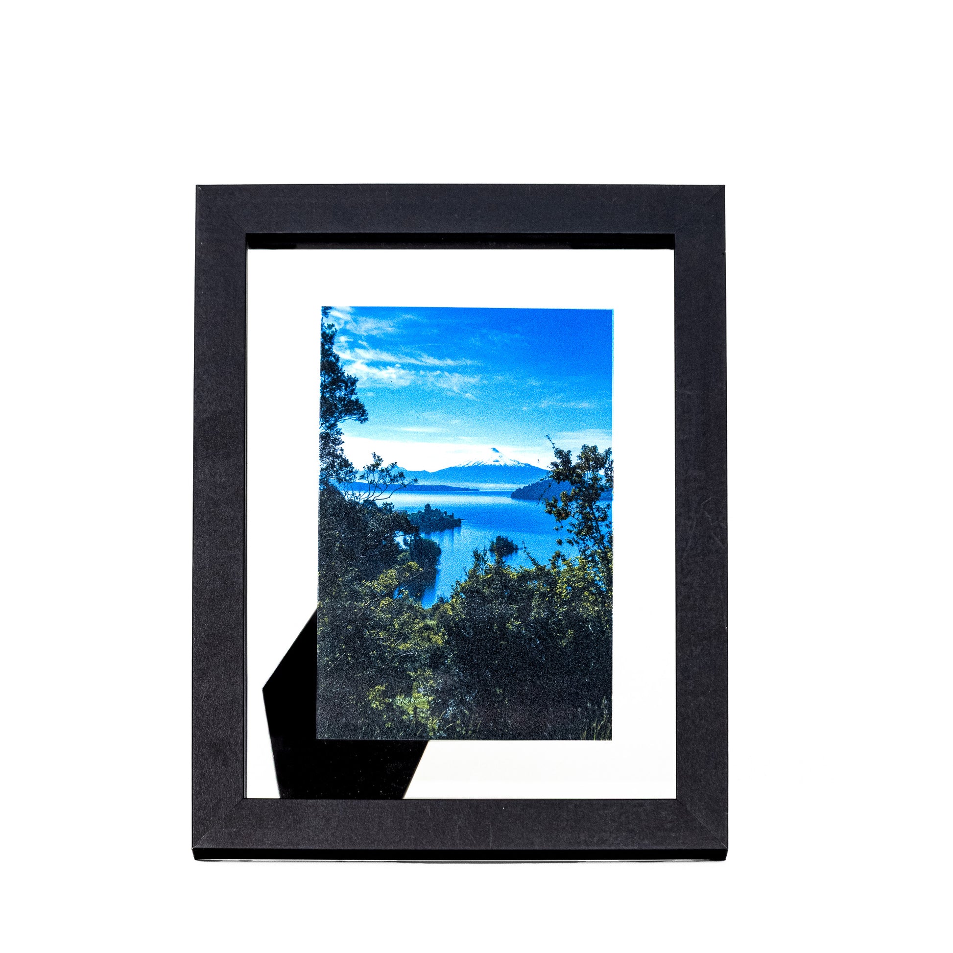 Fotografía de paisaje en un marco de fotos flotante negro