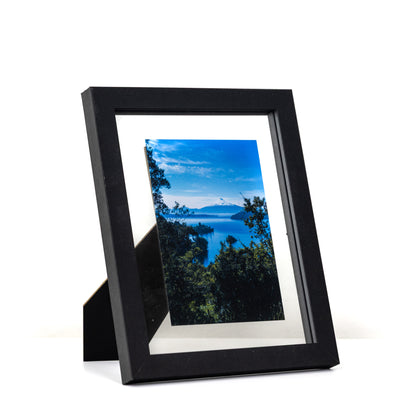 Fotografía de paisaje en un marco de fotos flotante negro con soporte