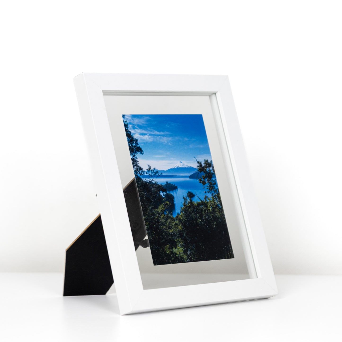 Fotografía de paisaje en un marco de fotos flotante blanco con soporte