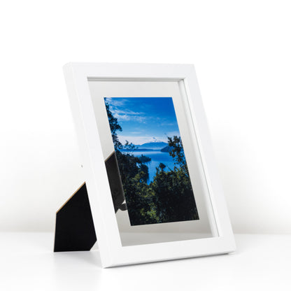 Fotografía de paisaje en un marco de fotos flotante blanco con soporte