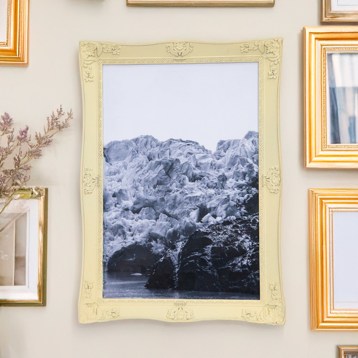 Fotografía de glaciar en marco de fotos ornamental beige en pared