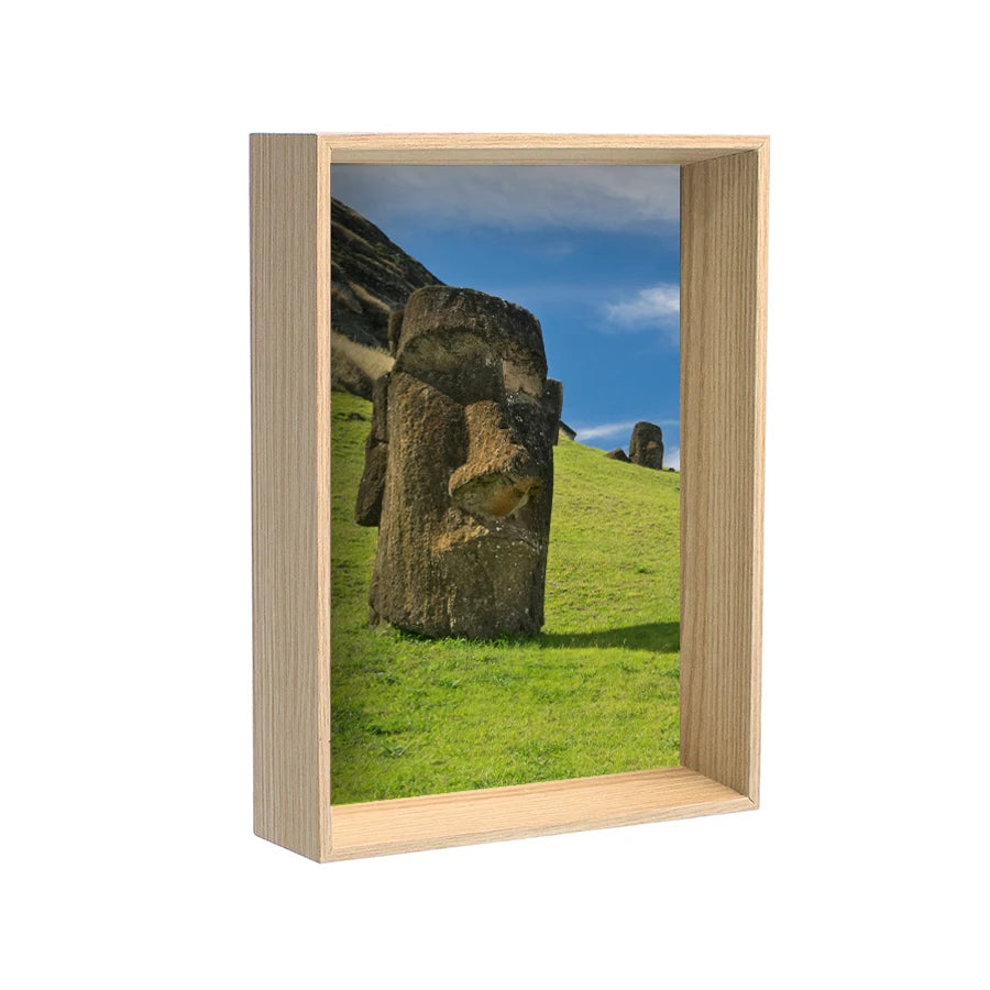 Marco de madera profundo con fotografía de Moai