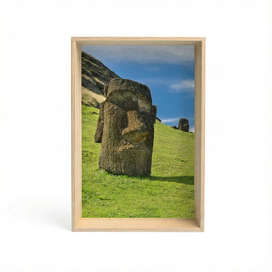 Marco de madera profundo con fotografía de Moai