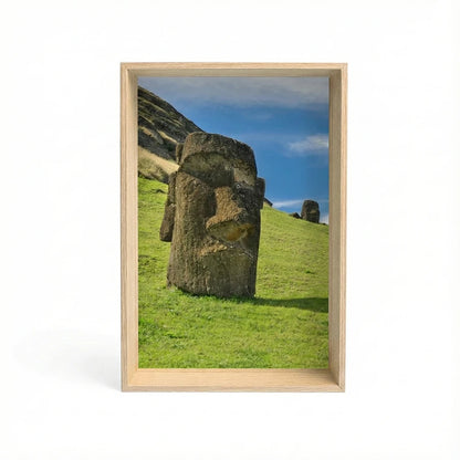 Marco de madera profundo con fotografía de Moai