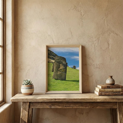 Marco de madera profundo con fotografía de desierto sobre un arrimo en living