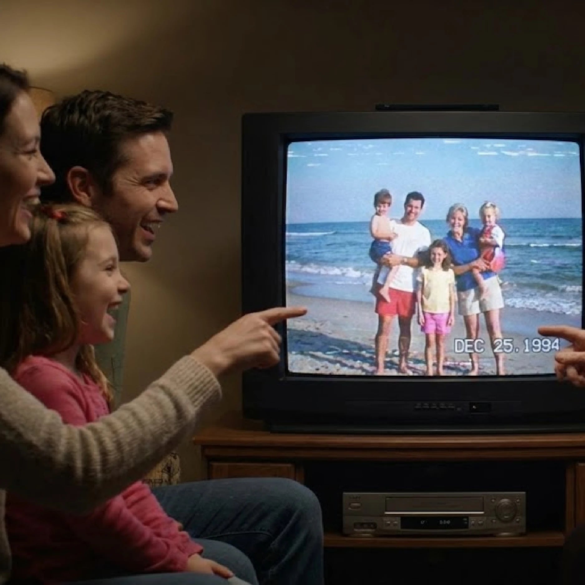 Familia viendo sus videos antiguos de VHS en un televisor