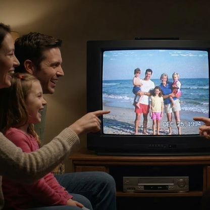 Familia viendo sus videos antiguos de VHS en un televisor