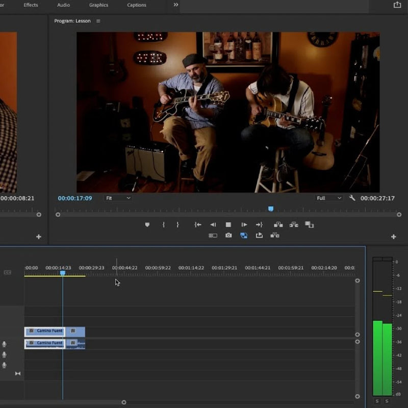 Persona editando un video en el computador con Adobe Premier Pro