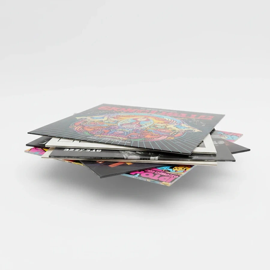 Pila de portadas de discos de vinilo apiladas
