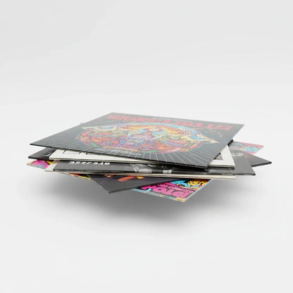 Pila de portadas de discos de vinilo apiladas