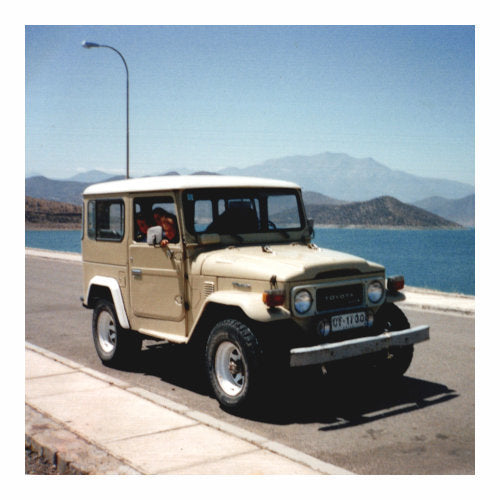 Toyota Land Cruiser 1980 en un puente