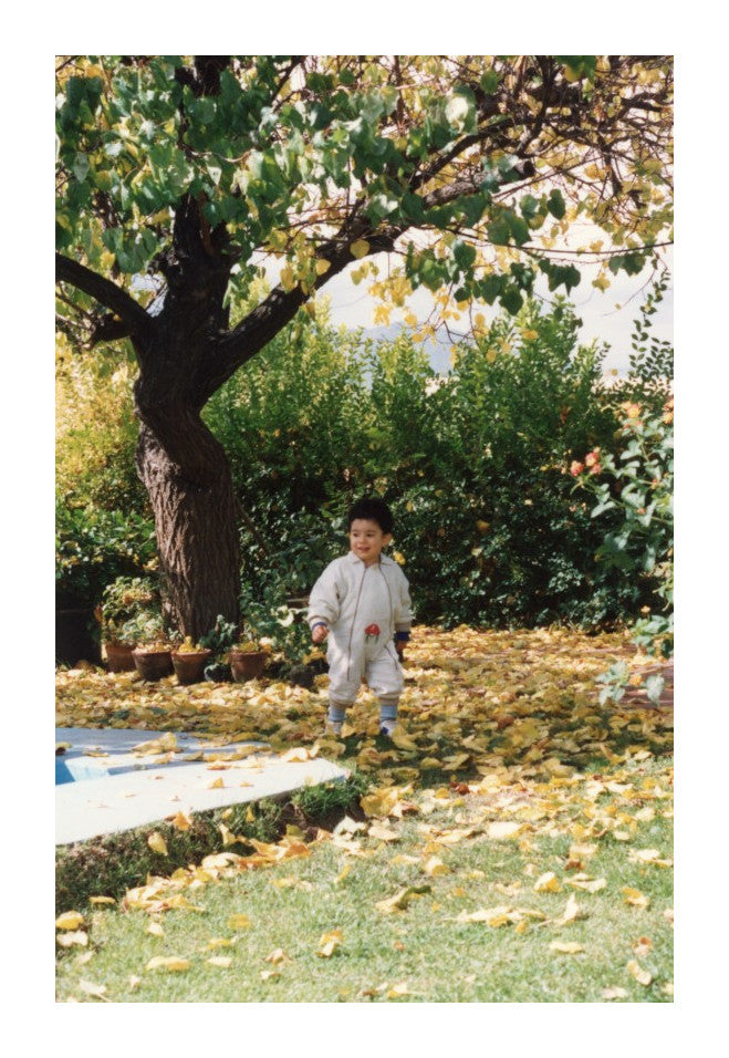 Niño corriendo sobre hojas secas